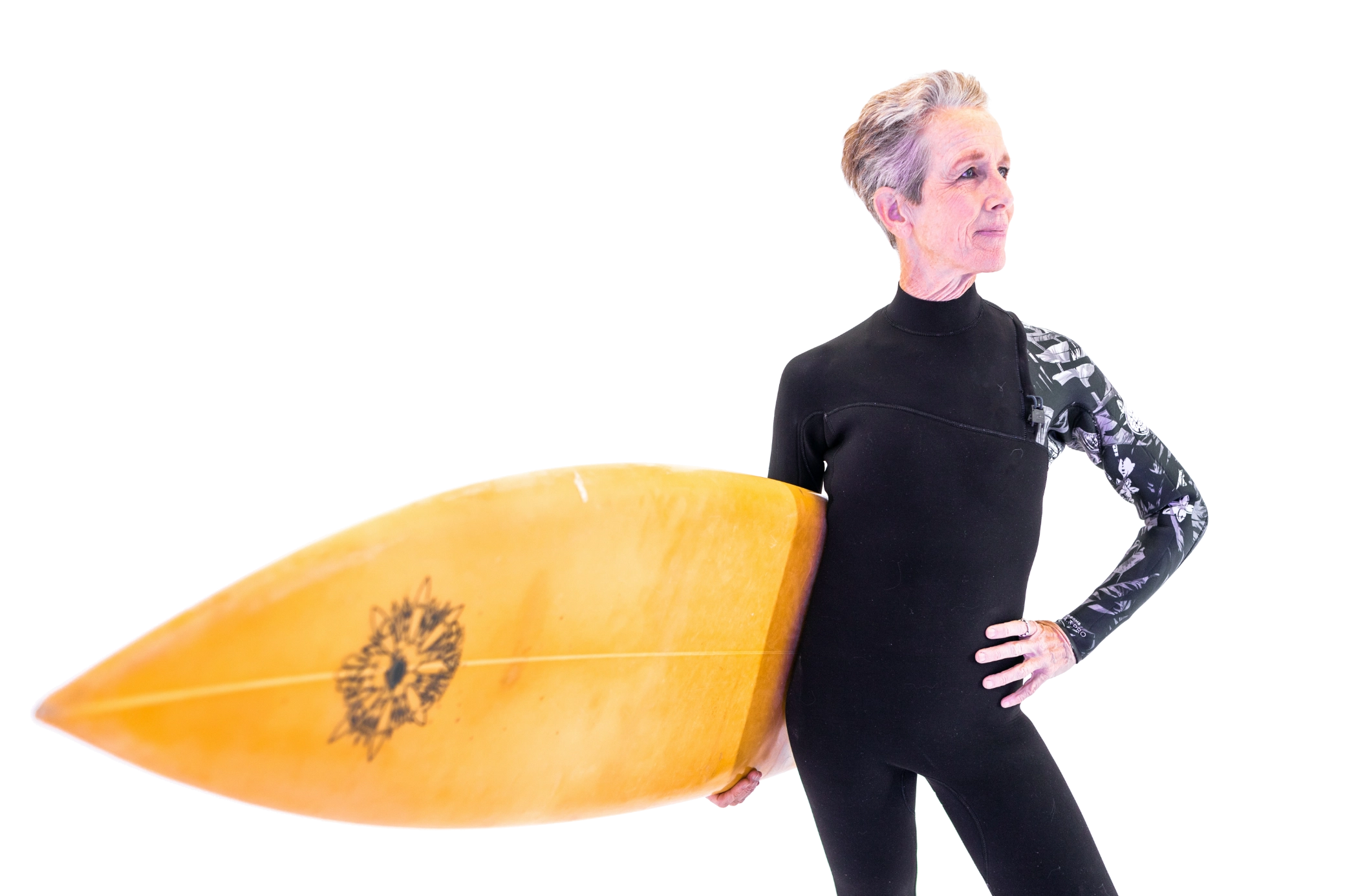 Une dame dans la fleur de l'age tenant un surf